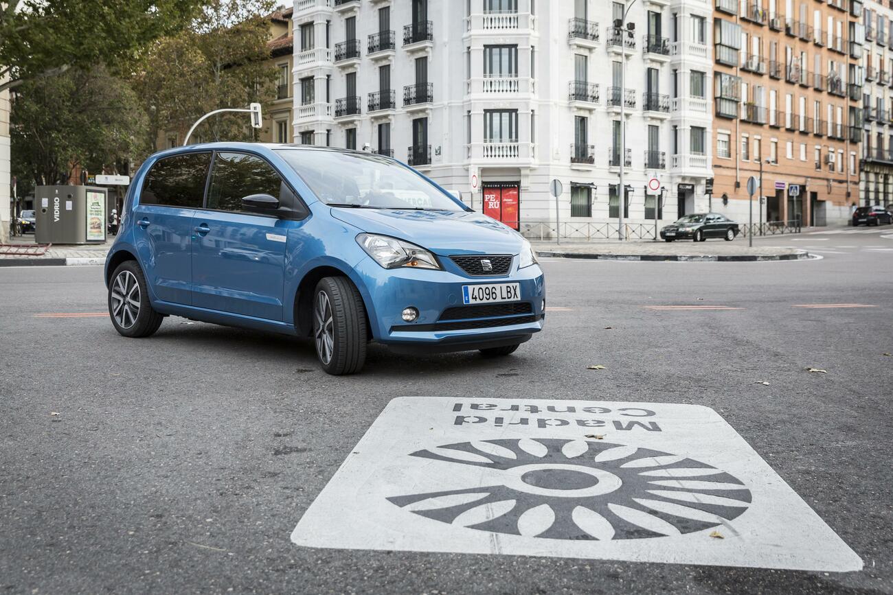 Un Seat Mii electric accediendo a Madrid Central / SEAT