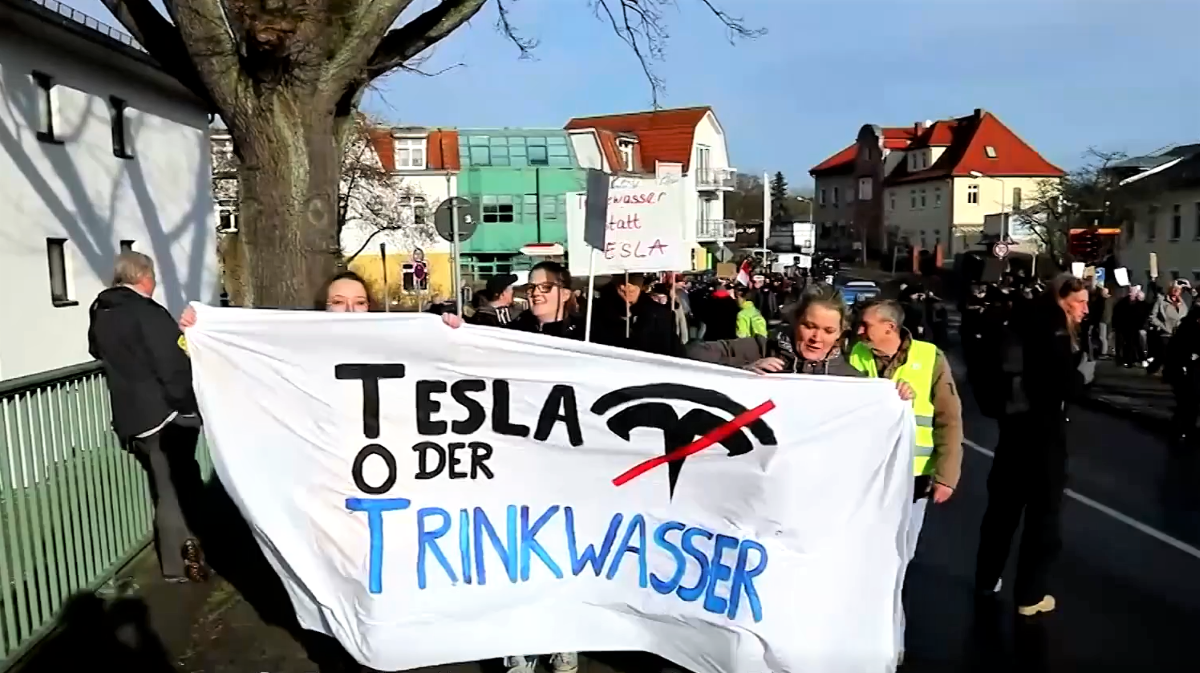 Protesta contra la fábrica de Tesla en Berlín / VÍDEO DER SPIEGEL