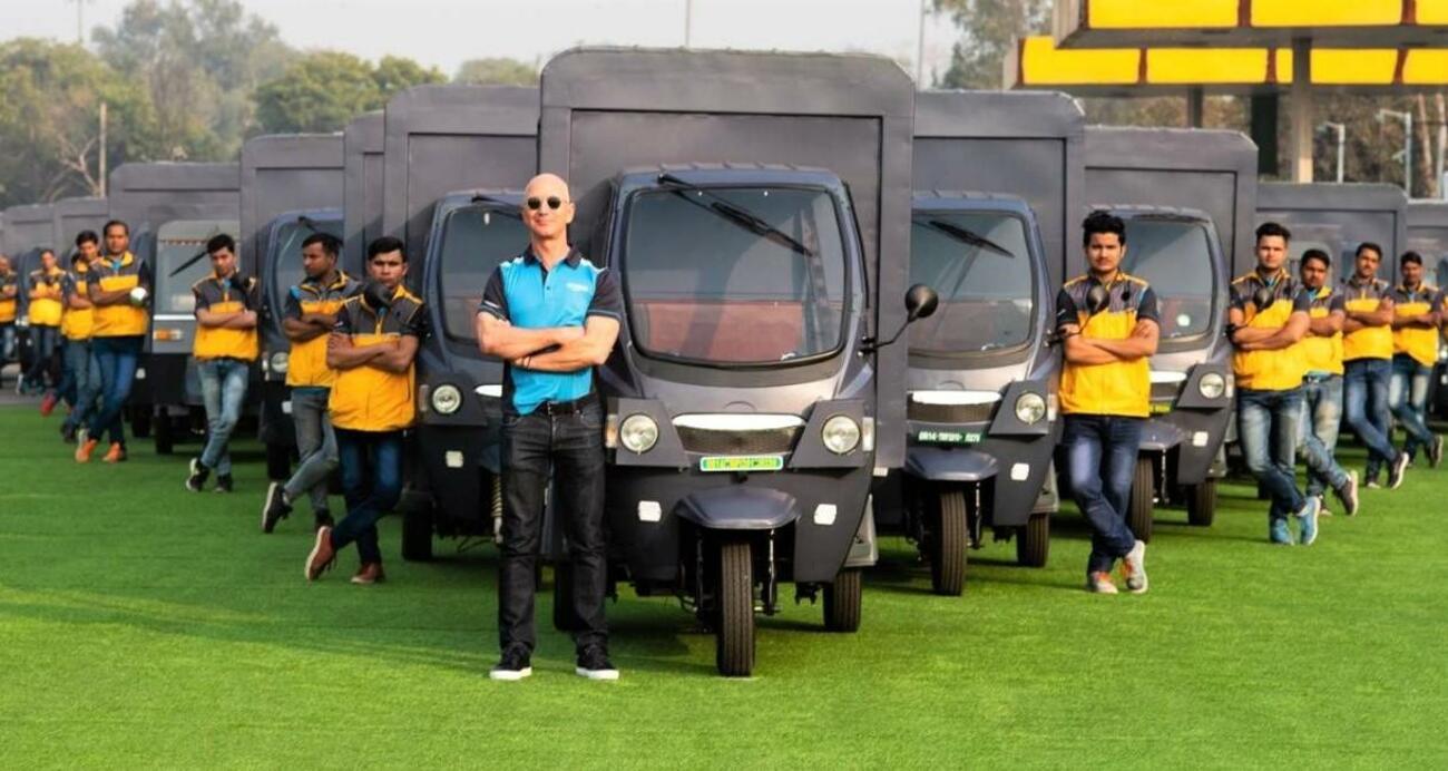 Jeff Bezos prueba el 'rickshaw' eléctrico de Amazon en la India / AMAZON Jeff Bezos prueba el 'rickshaw' eléctrico de Amazon en la India / AMAZON