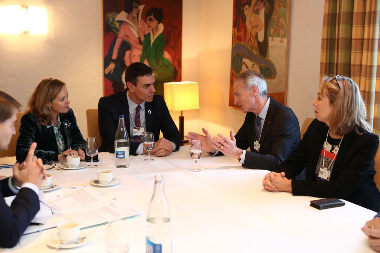 Pedro Sánchez conversa con Jean Dominique Senard, presidente de Renault Nissan / MONCLOA