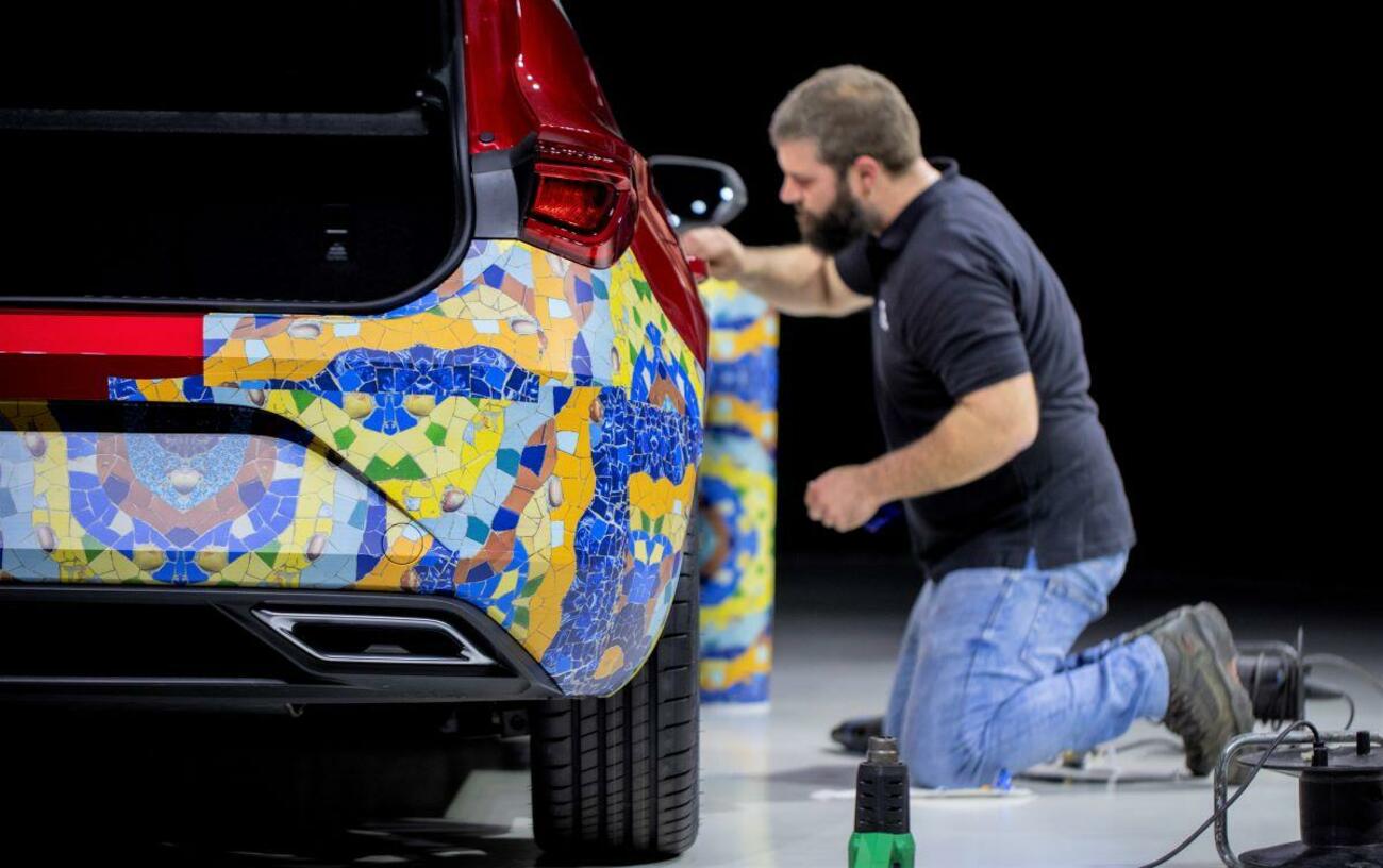 El nuevo Seat León camuflado con el 'trencadís de Gaudí / SEAT