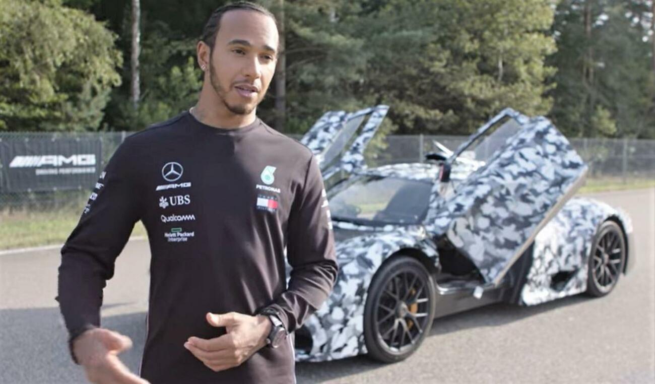 Lewis Hamilton, junto al Mercedes Project One