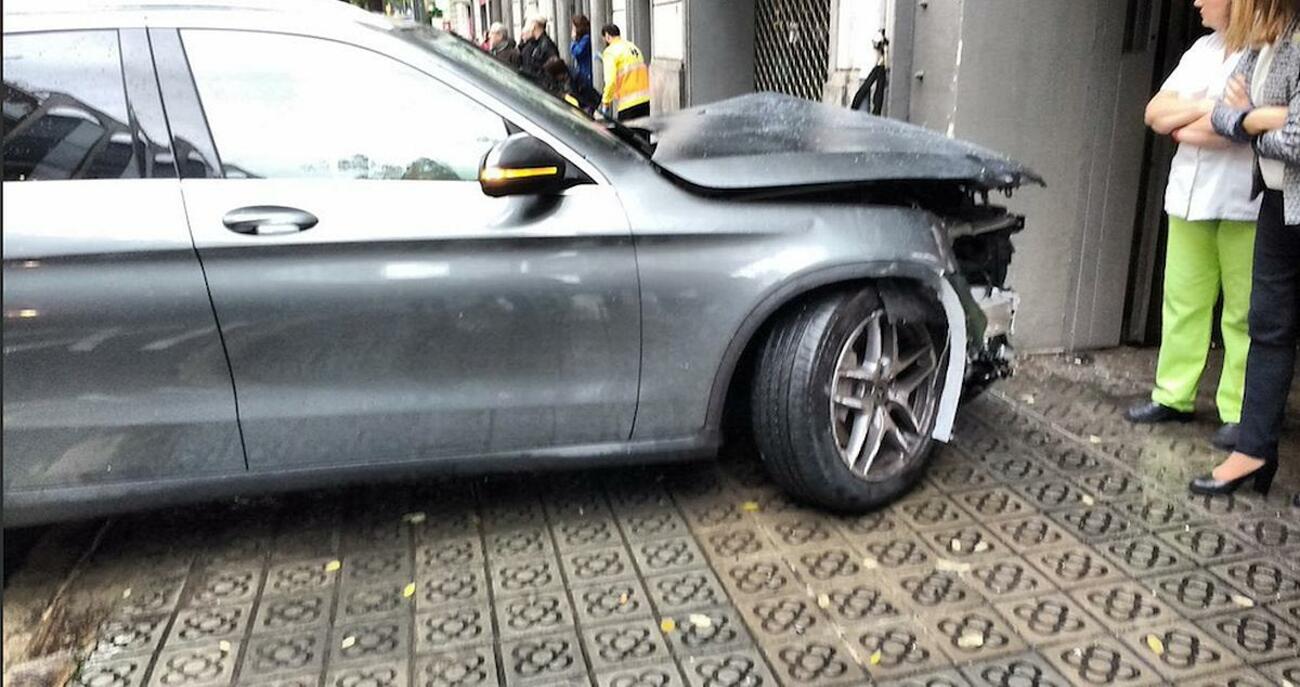 Imagen del coche causante de un accidente de tráfico / @GMDEMOCRATASSTG