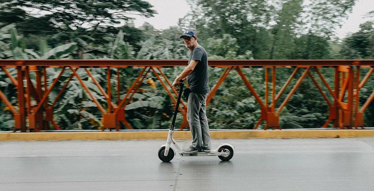 Un hombre desplazándose con un patinete eléctrico / PEXELS
