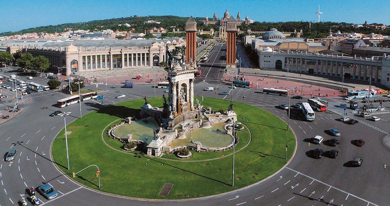 Varios conductores cometen un error en una rotonda de Barcelona / AJ. BCN
