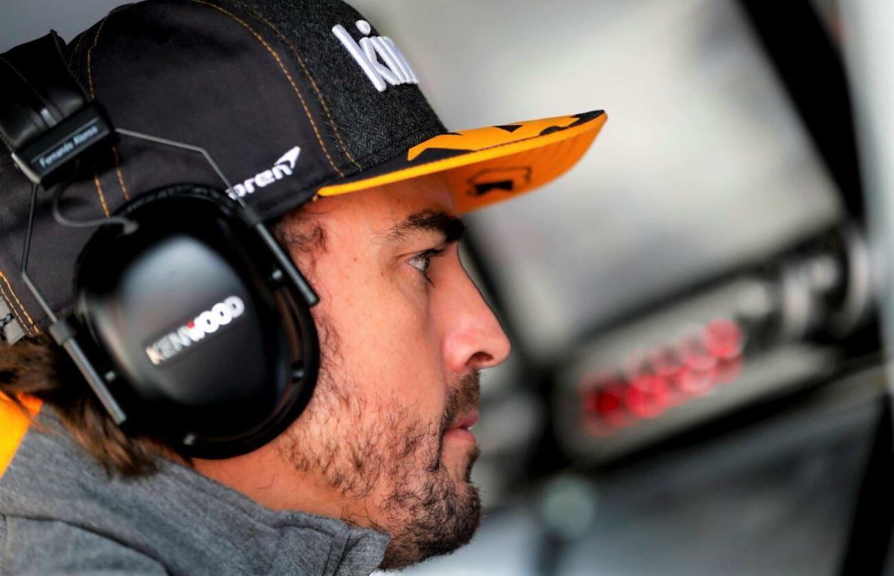 Fernando Alonso sigue una carrera de F1 desde el box de McLaren / MCLAREN Fernando Alonso sigue una carrera de F1 desde el box de McLaren / MCLAREN