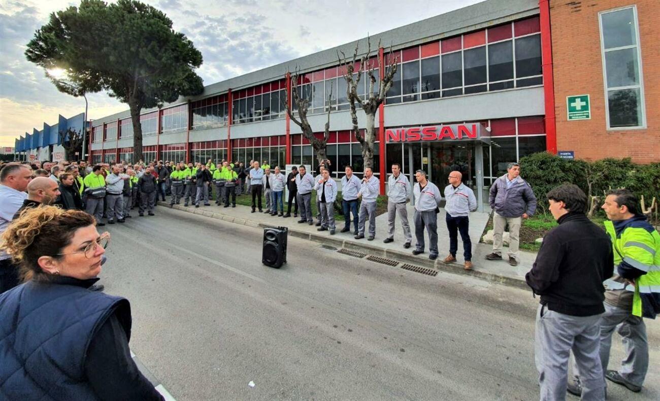 Concentración de trabajadores de Nissan frente al director general en la Zona Franca / CCOO