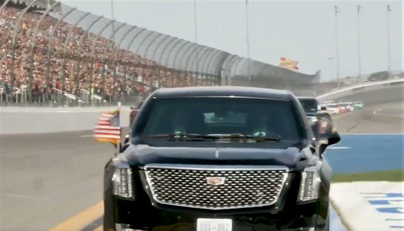 Donald Trump da la salida a la carrera de Daytona en su coche oficial Donald Trump da la salida a la carrera de Daytona en su coche oficial