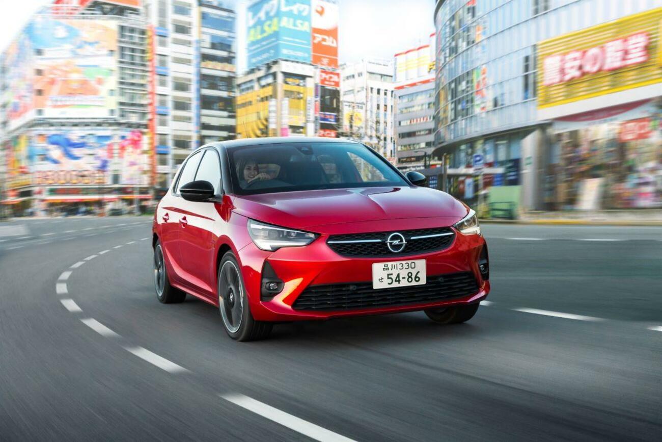 Opel Corsa circulando en una calle de Japón / OPEL
