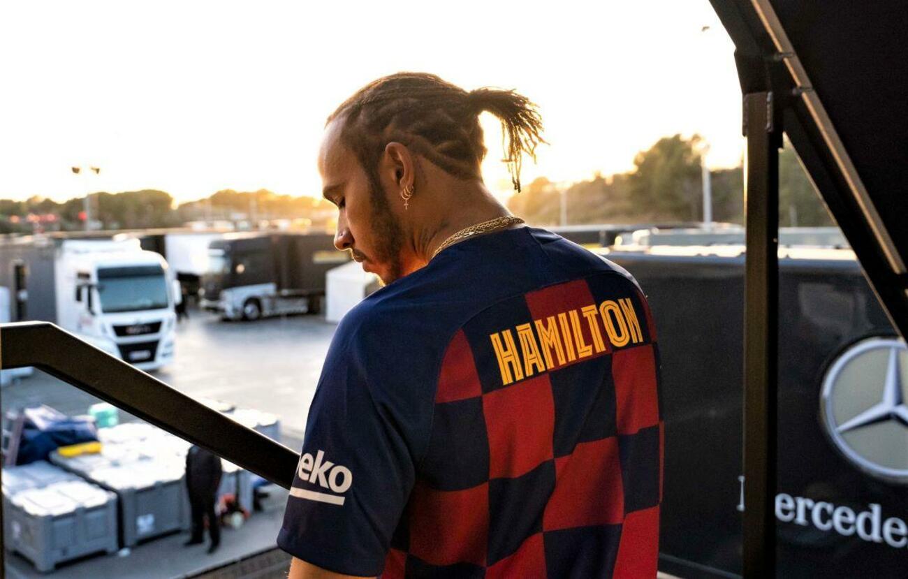 Lewis Hamilton con la camiseta del Barça / TWITTER LEWIS HAMILTON
