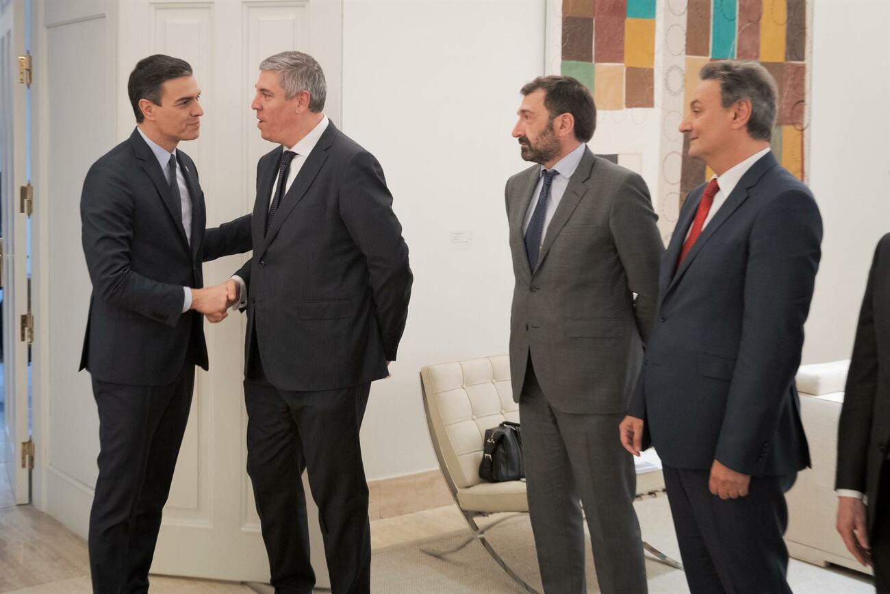 Pedro Sánchez con José Vicente de los Mozos y otros miembros de Anfac