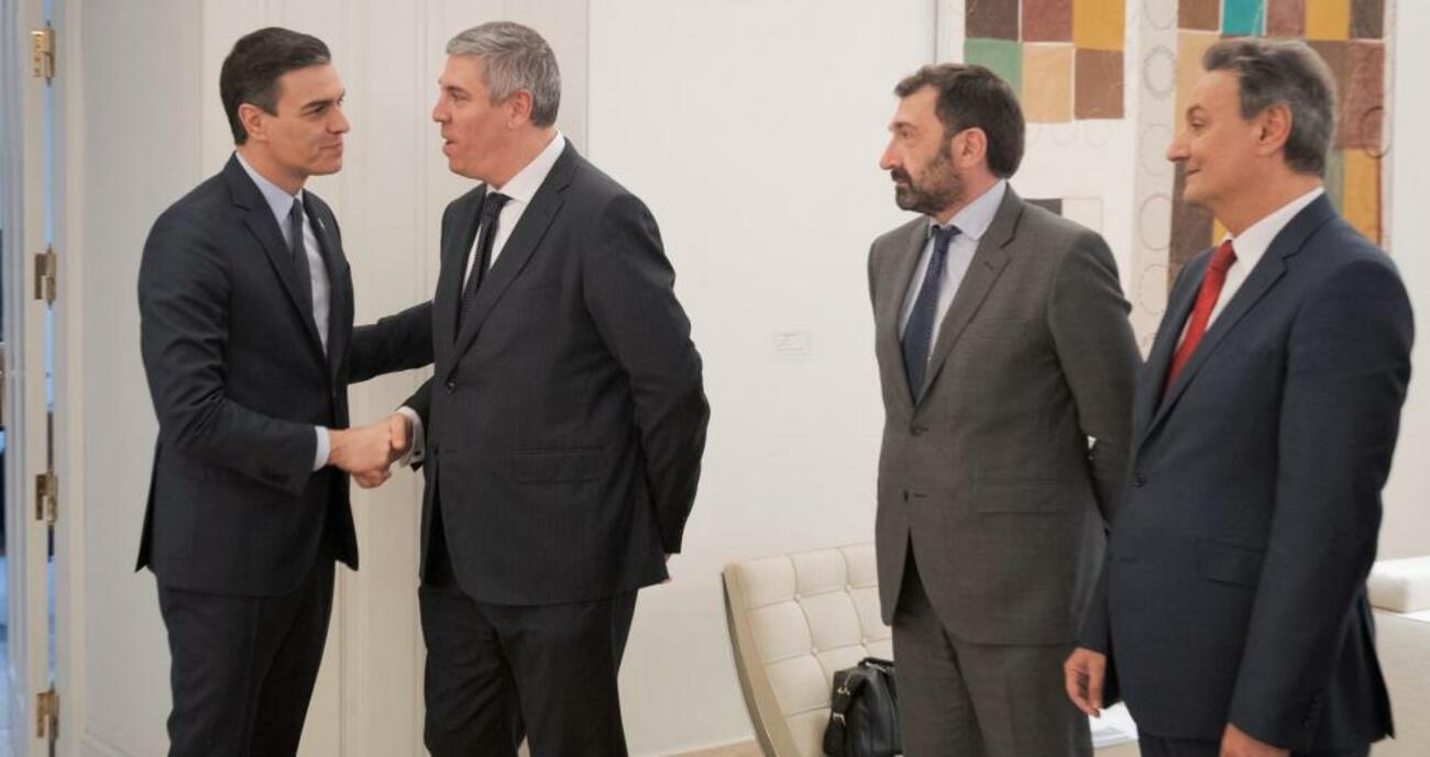 Pedro Sánchez con José Vicente de los Mozos y otros miembros de Anfac : COCHE GLOBAL