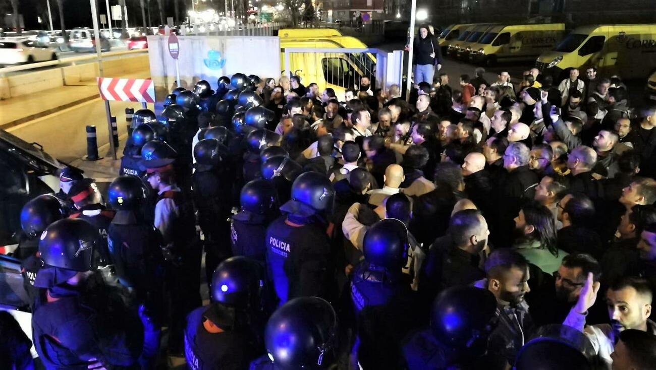 Enfrentamiento entre los Mossos y los trabajadores de Nissan / UGT
