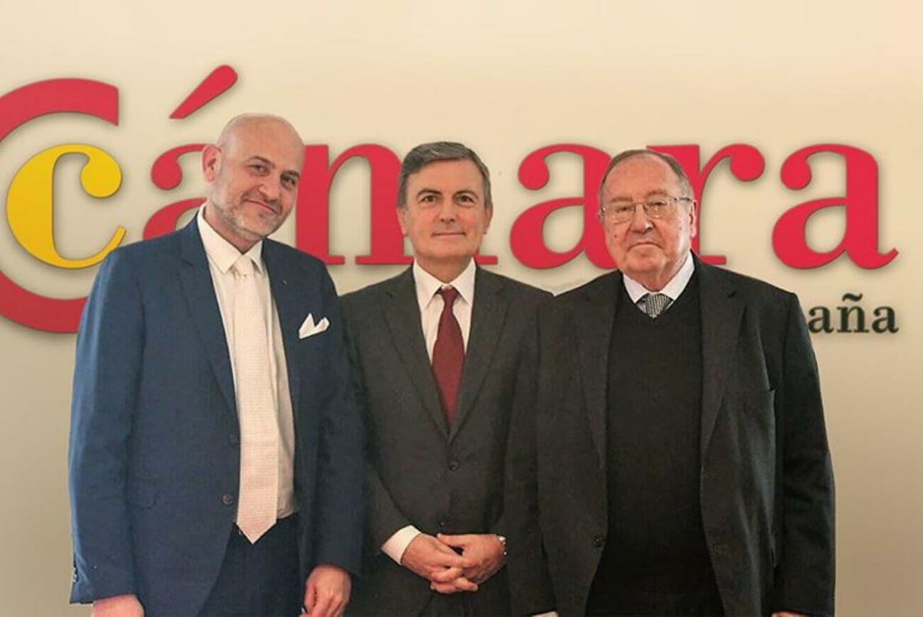 Cnristian Stein, director general de Comunicación de Seat, Pedro Saura, secretario de Transportes, y José Luis Bonet, presidente de Cámara de España