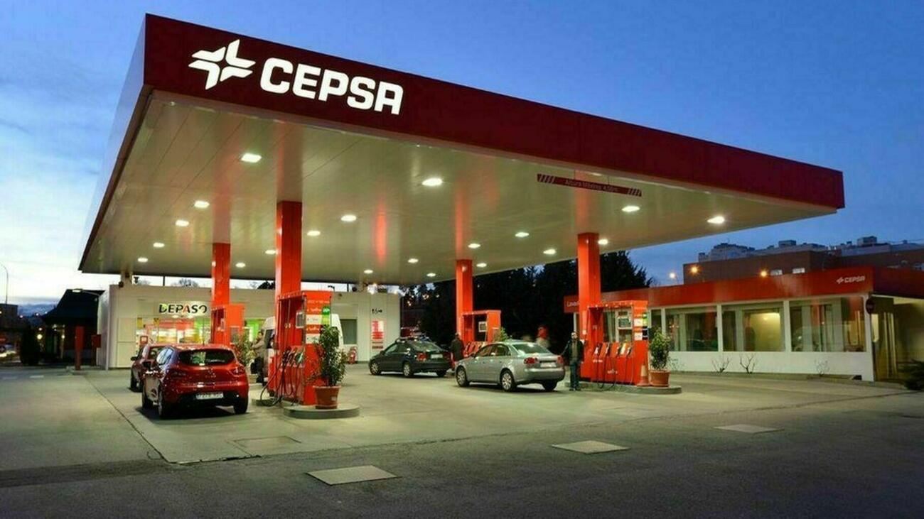 Coches repostando en una gasolinera Cepsa / EFE Coches repostando en una gasolinera Cepsa / EFE