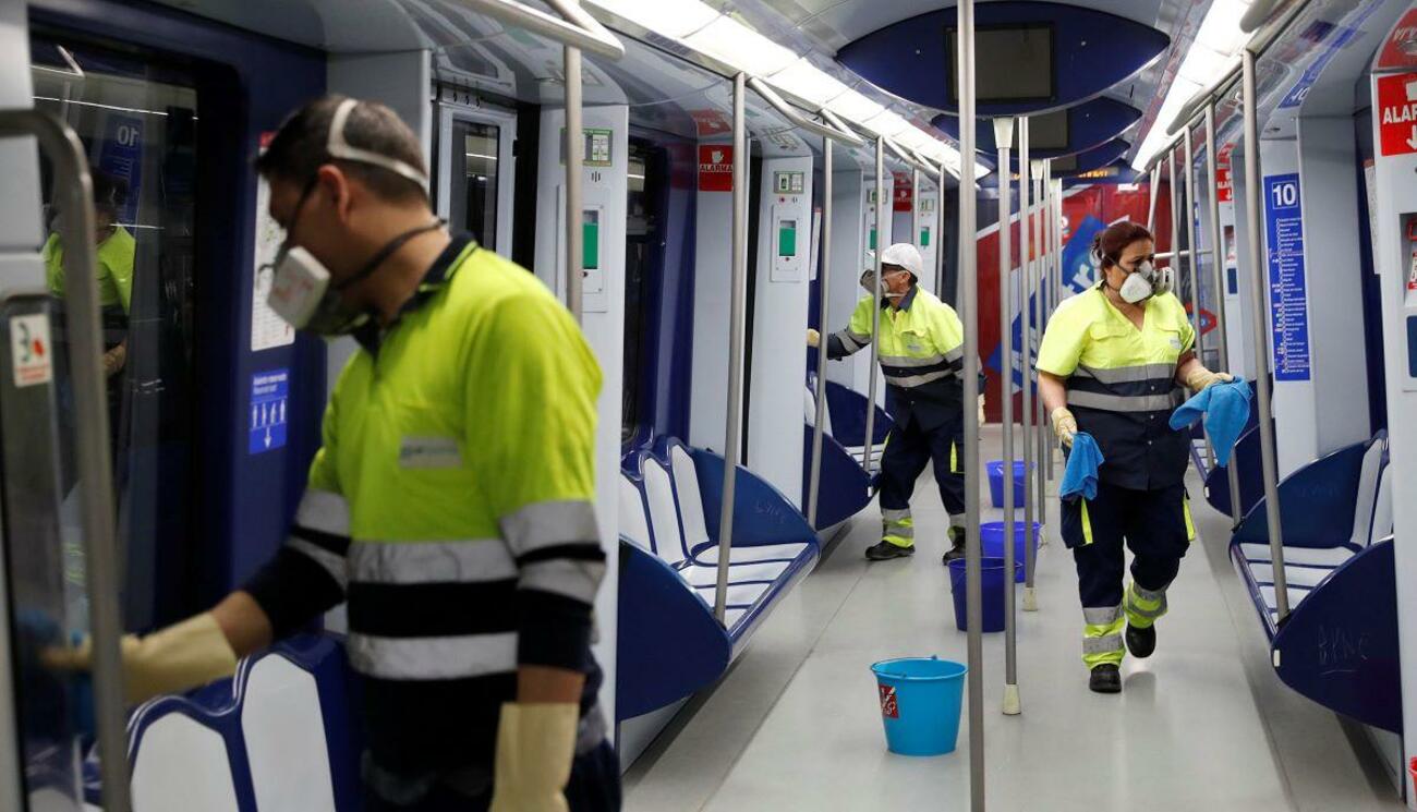 Trabajos de limpieza y desinfección del metro de Madrid