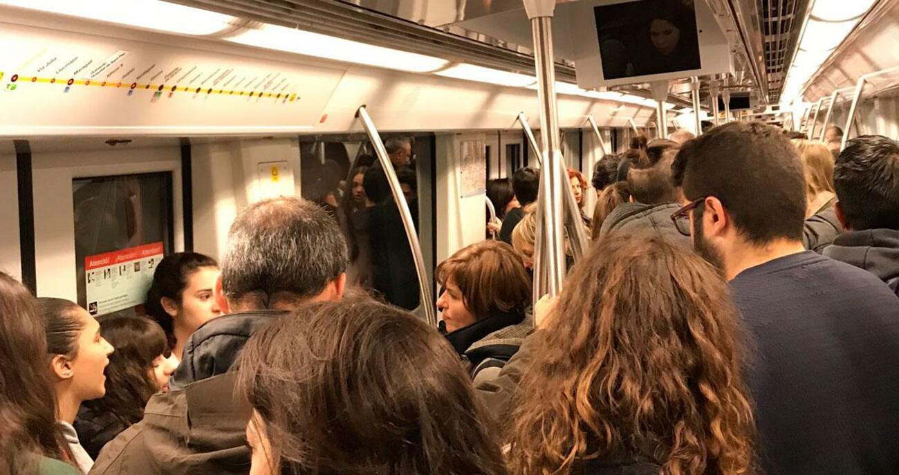 Usuarios del Metro de Barcelona en el primer día oficial de las restricciones por coronavirus / TWITTER Usuarios del Metro de Barcelona en el primer día oficial de las restricciones por coronavirus / TWITTER