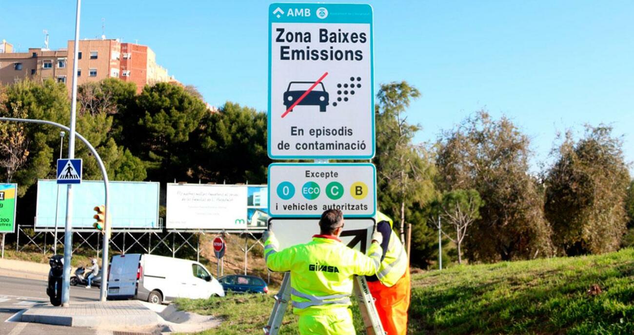Imagen de un trabajador colocando un panel de la Zona de Bajas Emisiones (ZBE) / CG Imagen de un trabajador colocando un panel de la Zona de Bajas Emisiones (ZBE) / CG