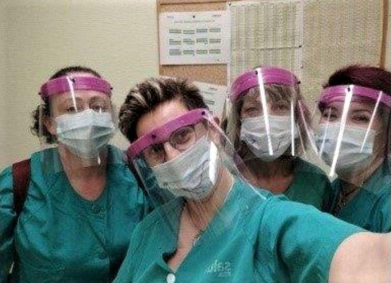 Personal sanitario con pantallas protectoras fabricadas con impresoras 3D por empleados de Continental / UGT