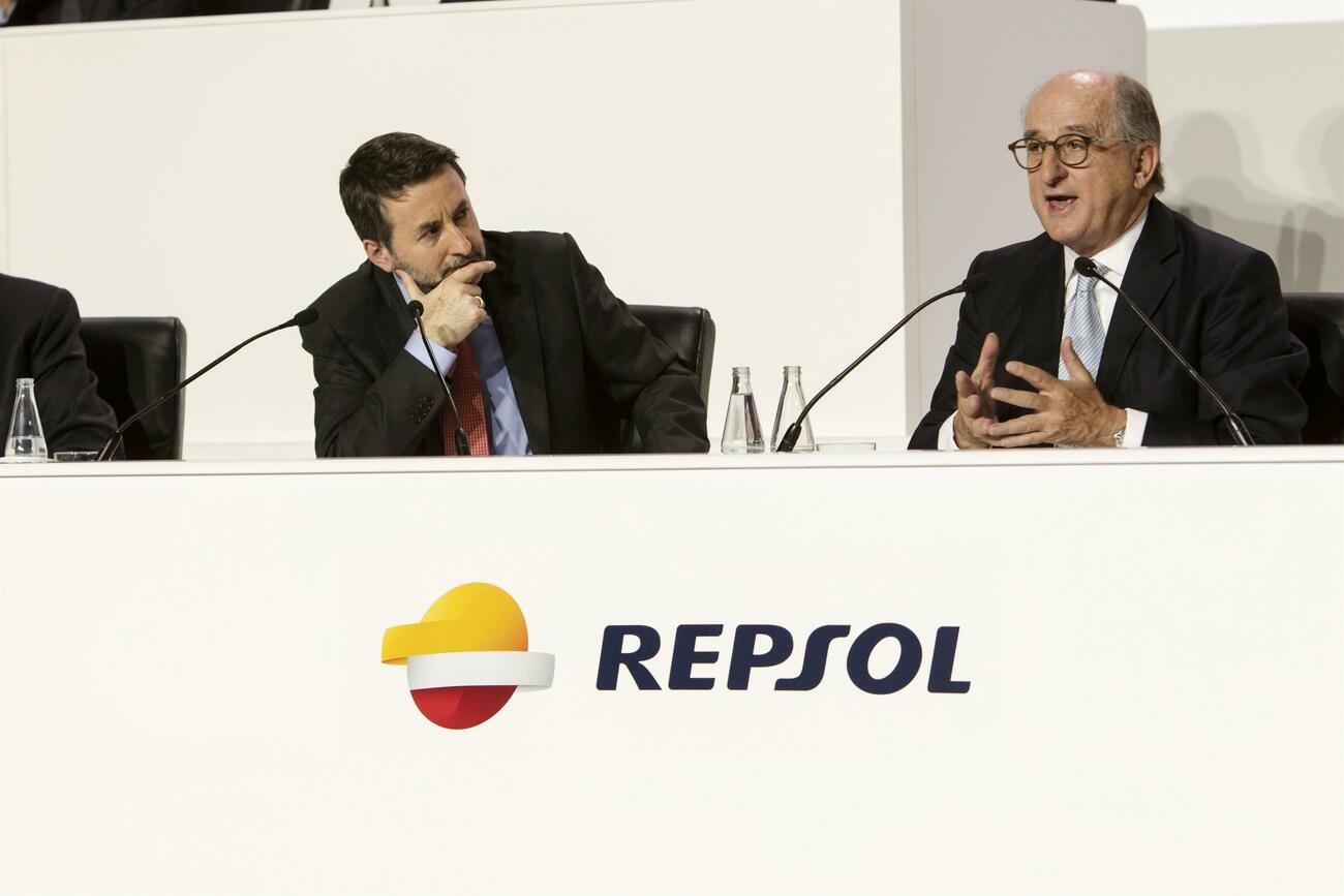 El consejero delegado de Repsol, Josu Jon Imaz (izq.); y el presidente, Antonio Brufau, en una junta de accionistas / EP