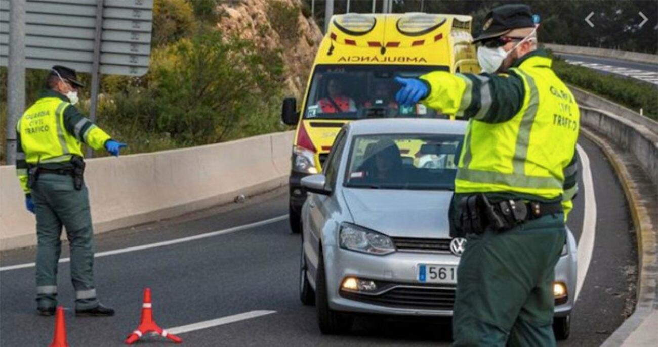 Guardias civiles durante un control de tráfico por el estado de alarma / GUARDIA CIVIL