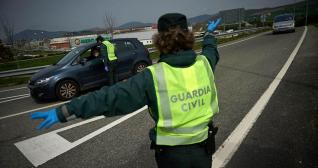 La Guardia Civil efectúa un control durante el estado de alarma / EE