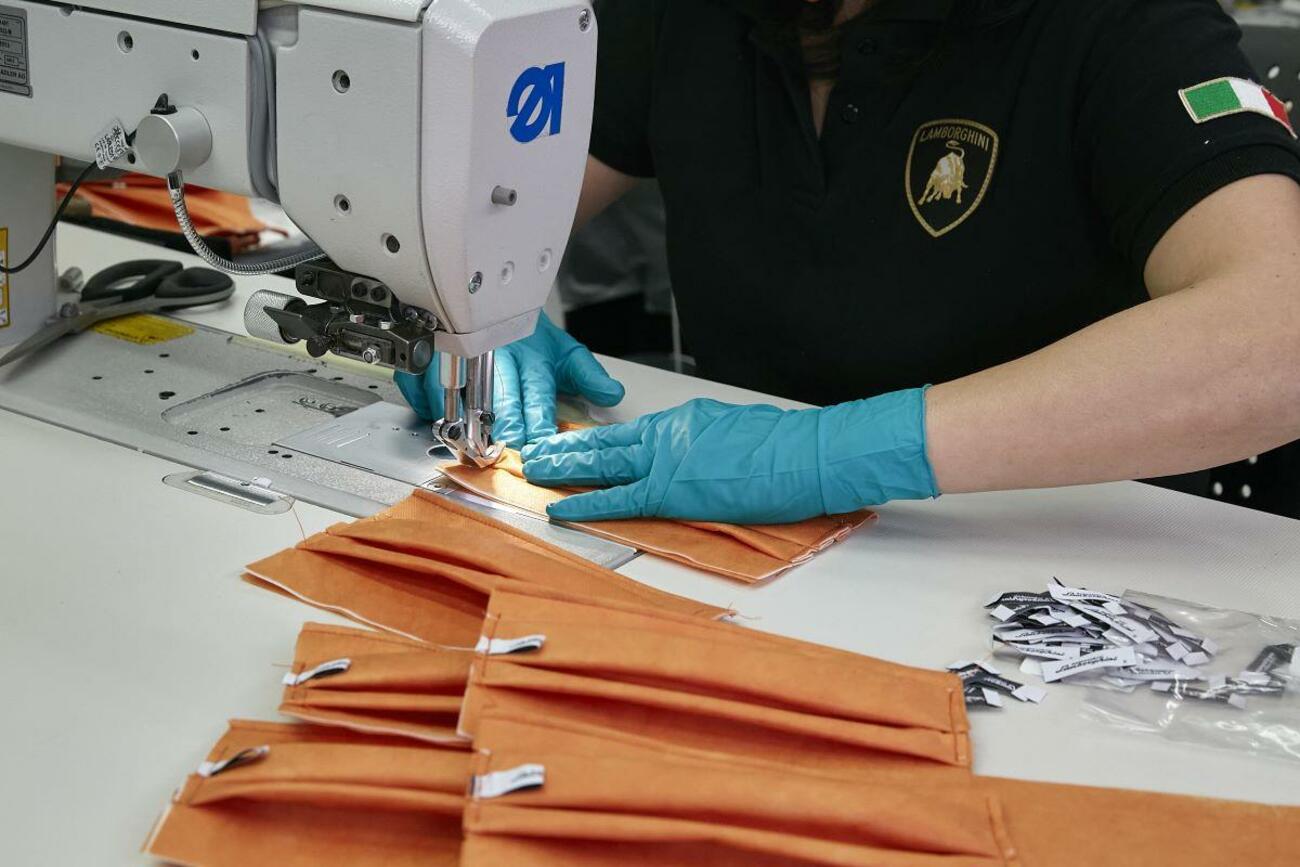 Confección de mascarillas en Lamborghini