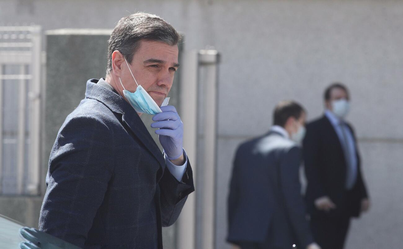 El presidente del gobierno, Pedro Sánchez, protegido con mascarilla durante la visita que ha realizado a las instalaciones interiores de la empresa Hersill / EUROPA PRESS