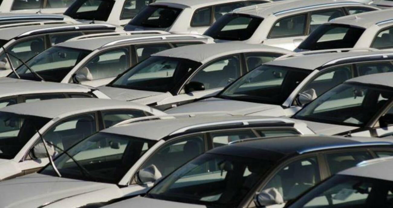 Coches en una campa de vehículos Coches en una campa de vehículos