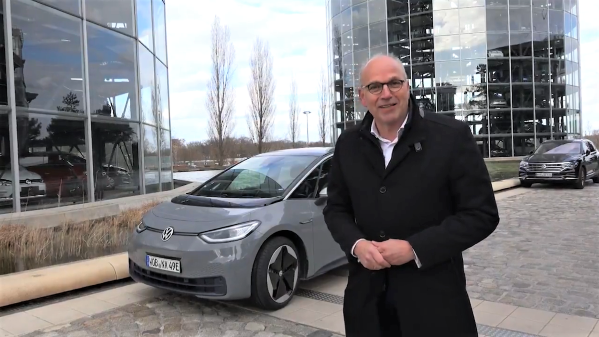 Jürgen Stackmann, vicepesidente comercial de Volkswagen, con el ID.3