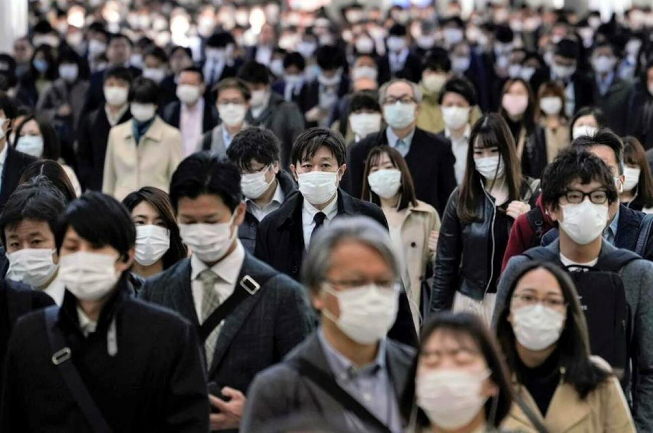 Japoneses con mascarilla en el centro de Tokio / EFE / EPA / KIMIMASA MAYAMA