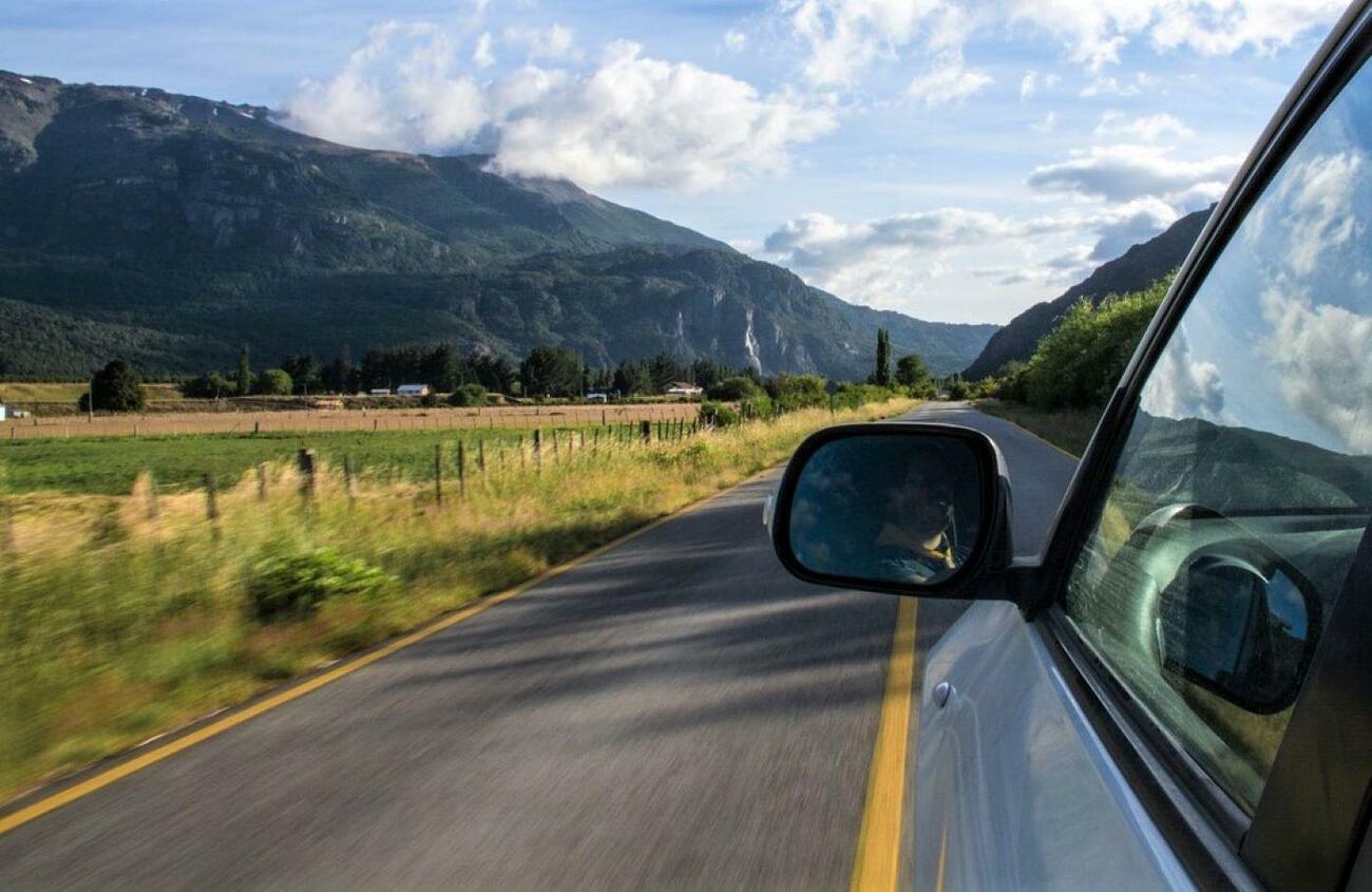 Un coche en una ruta por una carretera secundaria / PIXABAY