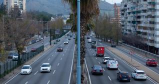 Tráfico de coches en la Ronda de Dalt de Barcelona / EFE Tráfico de coches en la Ronda de Dalt de Barcelona / EFE