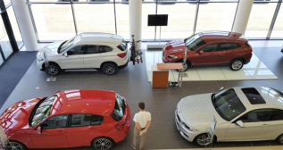 Un cliente en un concesionario de automóviles Un cliente en un concesionario de automóviles