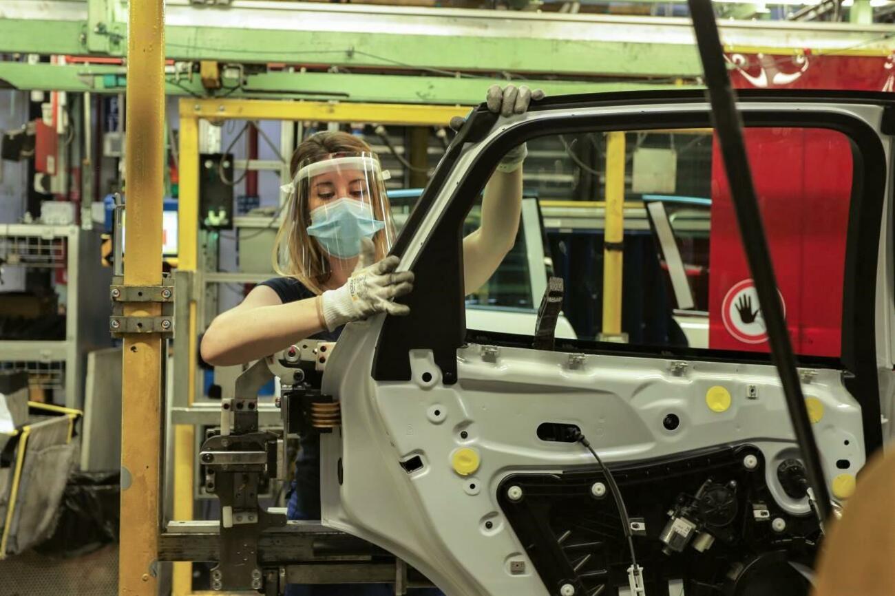 Una trabajadora de Ford de Valencia con las nuevas medidas de protección / FORD Una trabajadora de Ford de Valencia con las nuevas medidas de protección / FORD