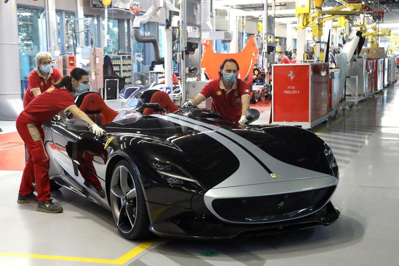 Un Ferrari Monza SP2 en la vuelta al trabajo de la fábrica de Ferrari Un Ferrari Monza SP2 en la vuelta al trabajo de la fábrica de Ferrari