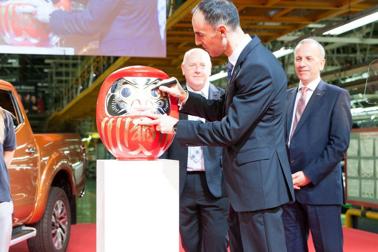 Ceremonia del Daruma por la inversión en el modelo Navara en Nissan Barcelona / NISSAN