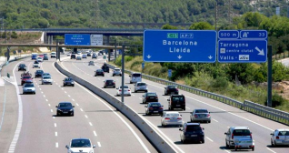 Tráfico de coches en una autopista catalana / EFE