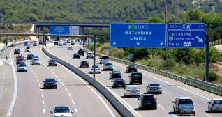 Tráfico de coches en una autopista catalana / EFE Tráfico de coches en una autopista catalana / EFE