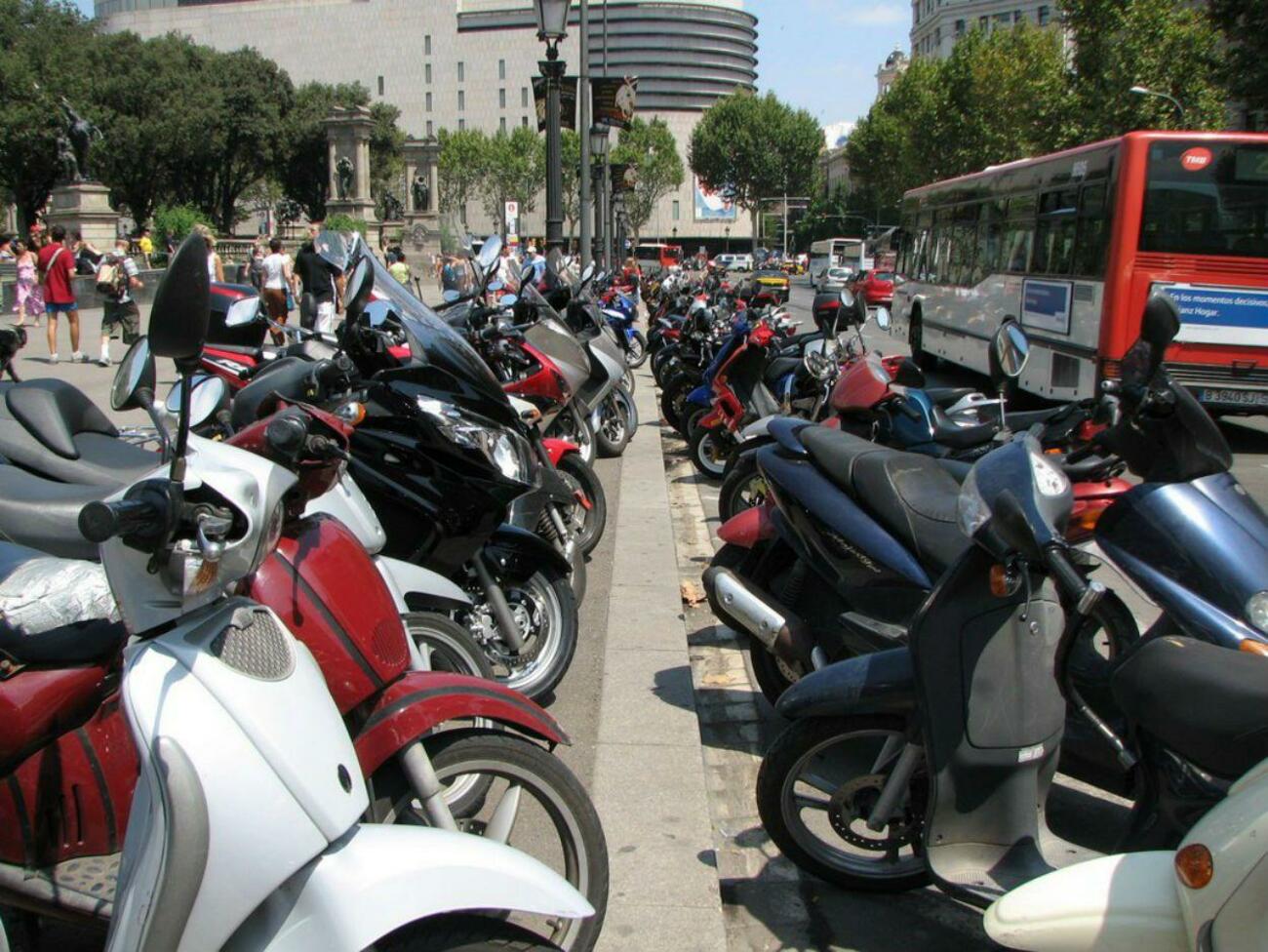 Motos aparcadas en la acera, en el centro de Barcelona / MA