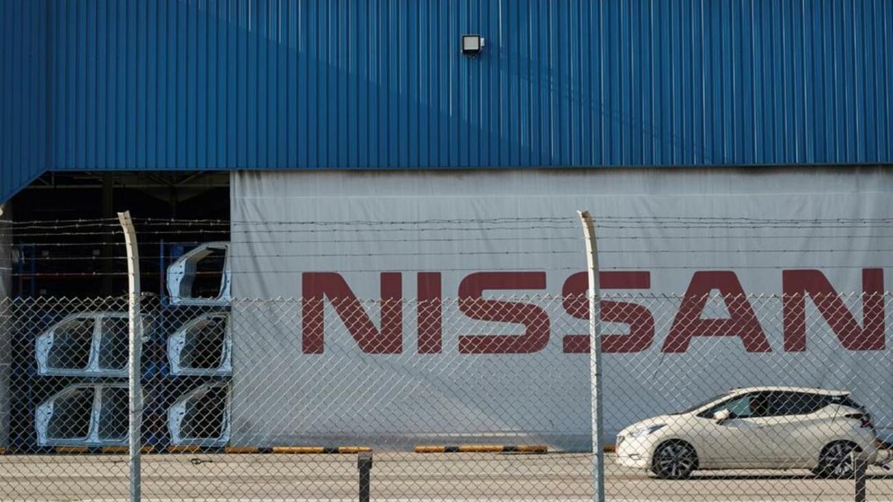 Un coche frente a la fábrica de Nissan de Barcelona / EFE Un coche frente a la fábrica de Nissan de Barcelona / EFE