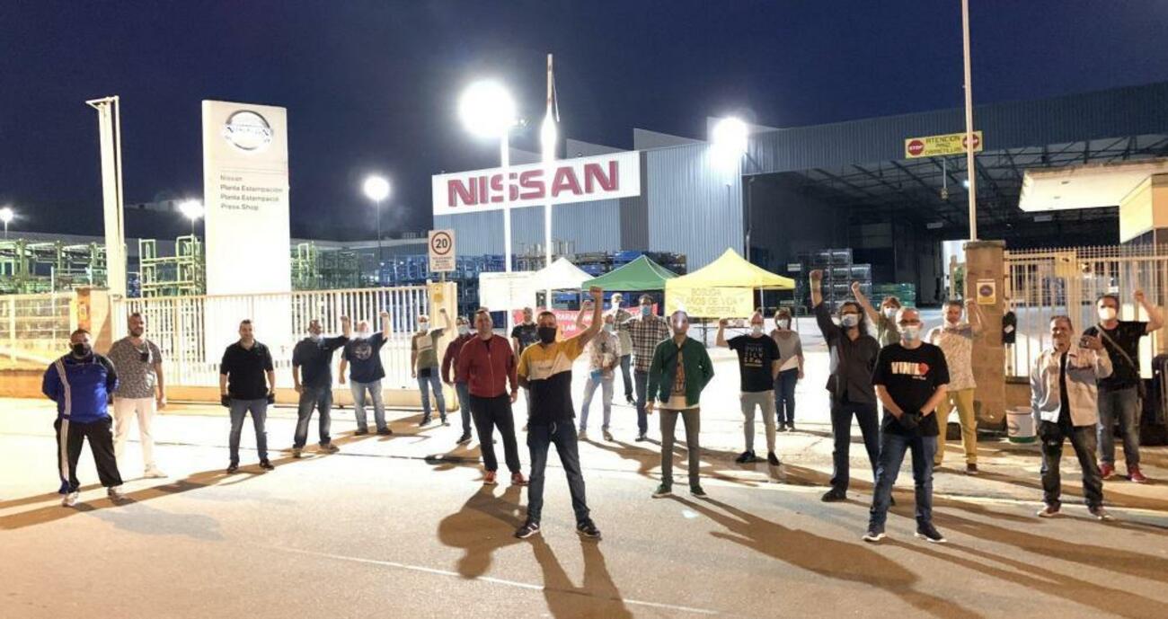 piquete sindical en la puerta de la fabrica de nissan en montcada