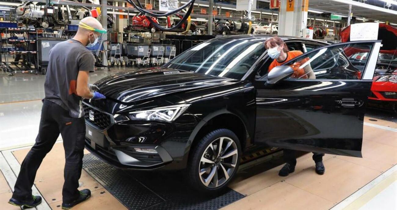 Trabajadores de Seat con medidas de prevención en la fábrica de Martorell / SEAT
