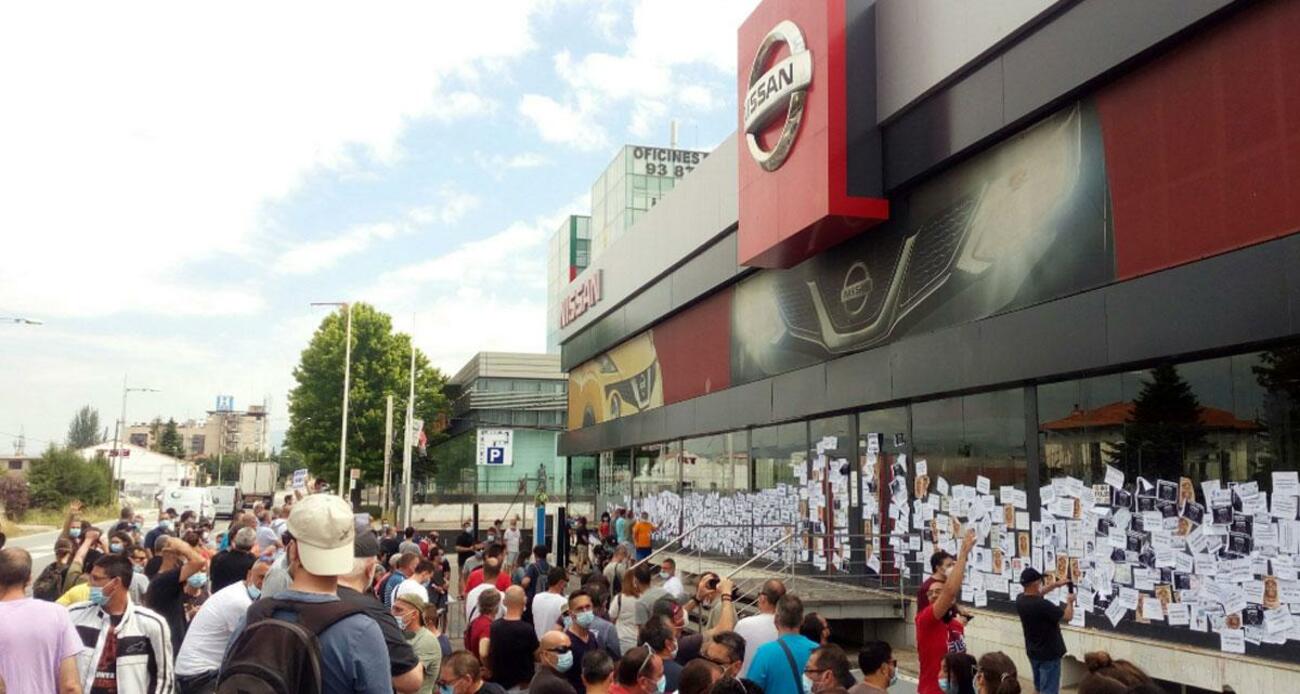 Trabajadores de Nissan empapelan uno de los concesionarios de la multinacional en Barcelona / @Arran_jovent