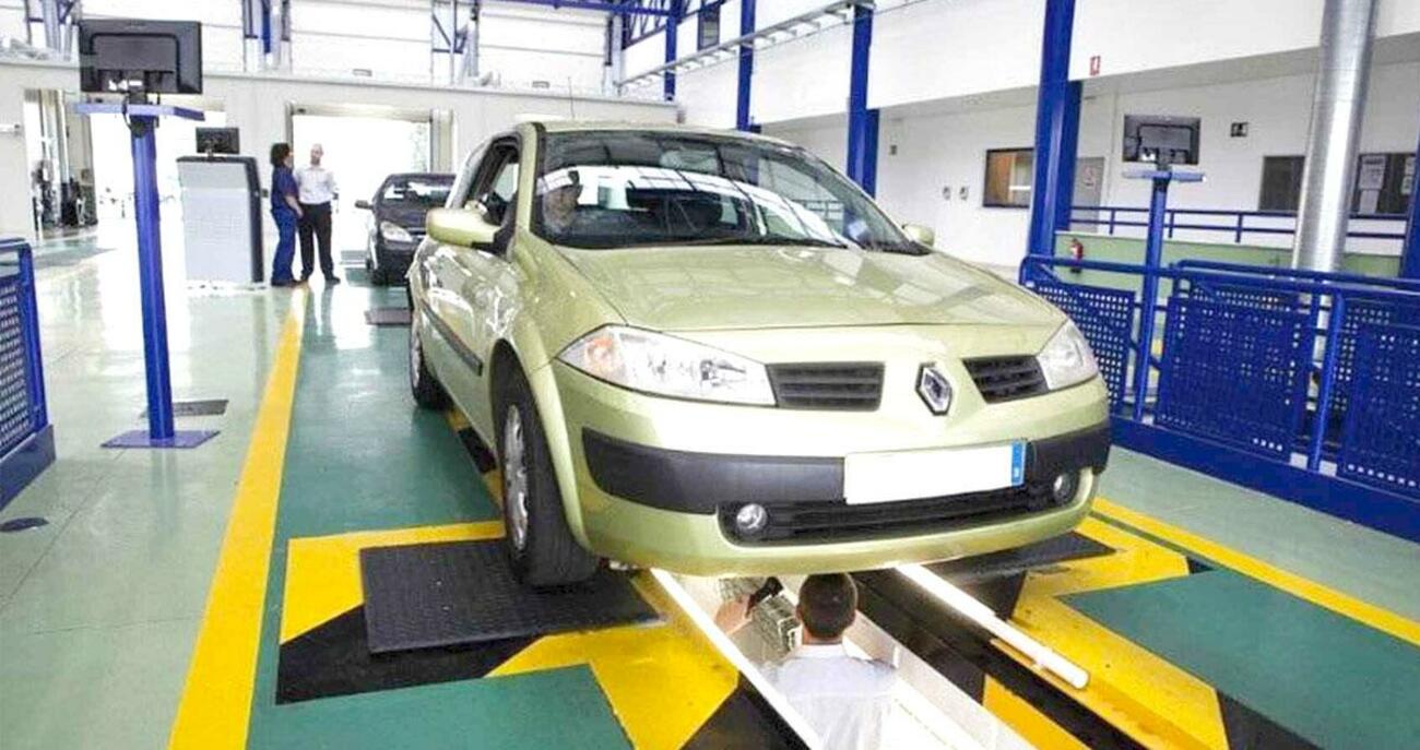 Un coche en la ITV / EE