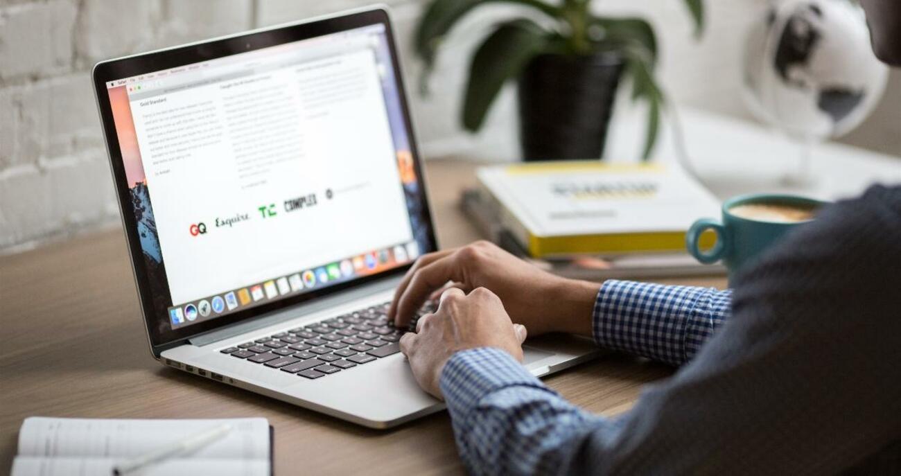 Un hombre conectado a internet con un ordenador /EP