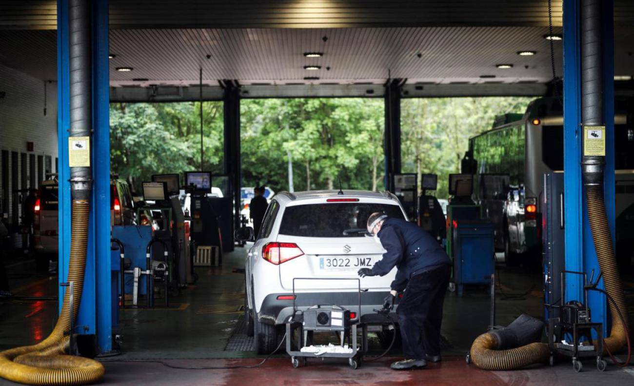 Un mecánico en un taller donde se realiza la ITV / EFE