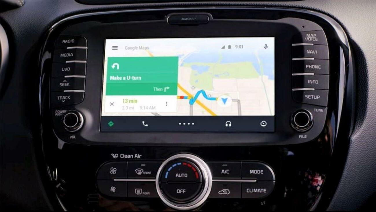 Pantalla de un navegador GPS en el salpicadero de un coche Pantalla de un navegador GPS en el salpicadero de un coche