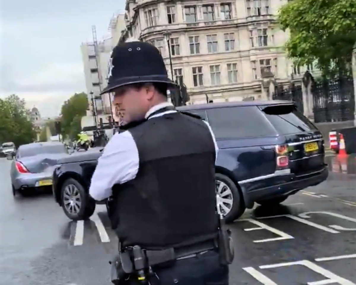 Coche oficial de Boris Johnson tras sufrir una colisión