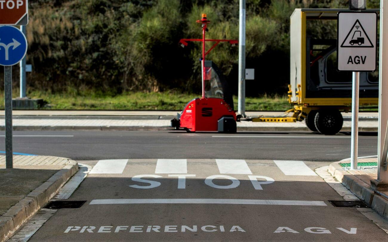 Un vehículo de carga robotizado circula por la fábrica de Seat de Martorell / SEAT Un vehículo de carga robotizado circula por la fábrica de Seat de Martorell / SEAT